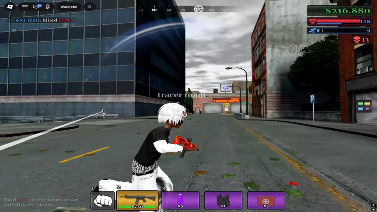 Street combat with the numbered hotbar, rifle ammunition count and ALT cursor prompt visible.